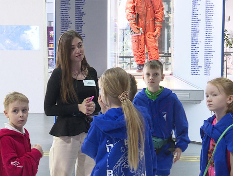 Для детей участников СВО организовали экскурсию в музей космонавтики