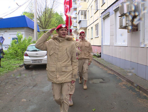 Юнармейцы провели мини-парады под окнами ветеранов Николая Апанасова