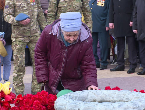 Калужане возложили цветы к Вечному огню на площади Победы