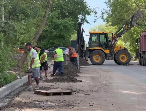 На улице Огарева в Калуге начали обновлять тротуар