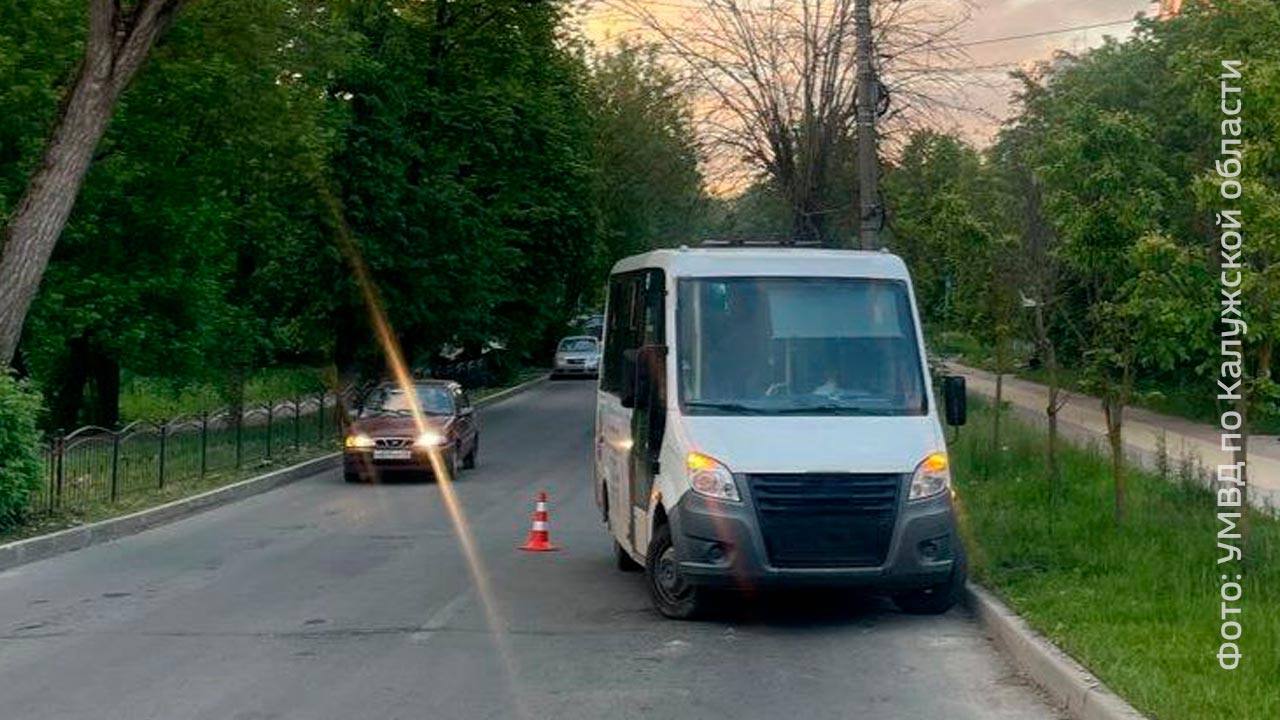 Маленький ребенок вывалился из маршрутки в Калуге