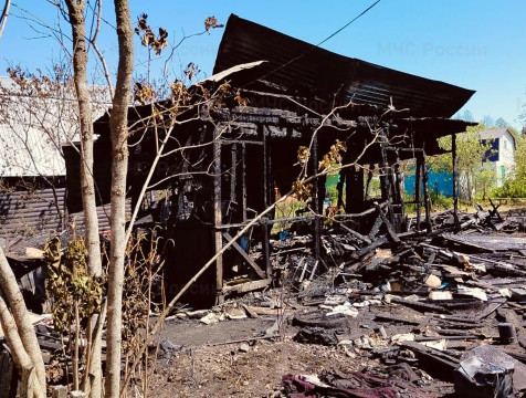 Огонь уничтожил дачный дом в Калуге