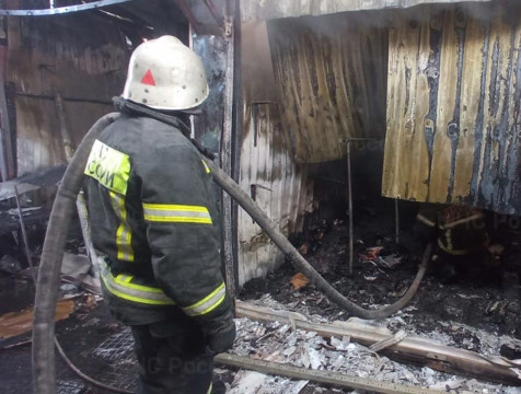 Пожар охватил торговые павильоны в Балабанове