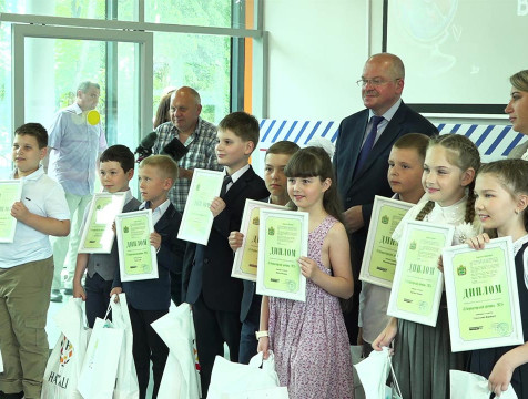 Лучших школьников Калужской области наградили за успехи в учебе