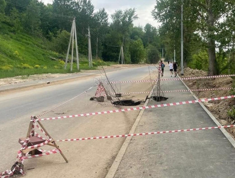 На Яченской набережной в Калуге провалился асфальт