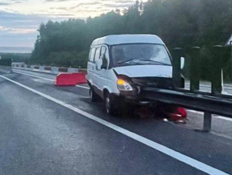 Микроавтобус влетел в дорожное ограждение в Калужской области