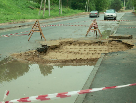 Начался ремонт на месте провала на набережной Яченского водохранилища