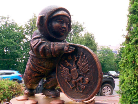 Космонавтик с монетой появился в Калуге