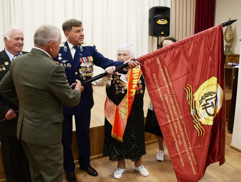 Символическое знамя передали людиновским ветеранам