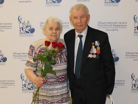 Супружескую пару из Людинова наградили медалью 