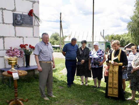 Мемориальную доску в честь погибшего бойца СВО открыли в деревне Слаговищи