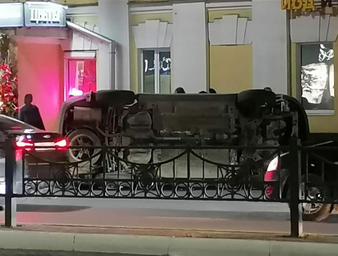 Автомобиль перевернулся на улице Кирова в Калуге