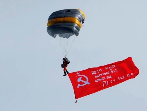 Парашютист из Калуги приземлился со Знаменем Победы на Эльбрус