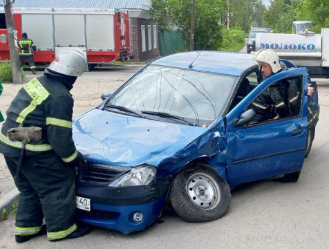 Молоковоз и легковушка столкнулись в Калуге