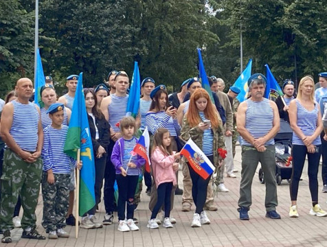 Шествием и торжественным митингом отметили День ВДВ в Калуге