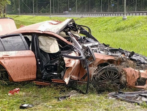 Автомобиль BMW врезался в столб и вылетел в кювет в Малоярославецком районе