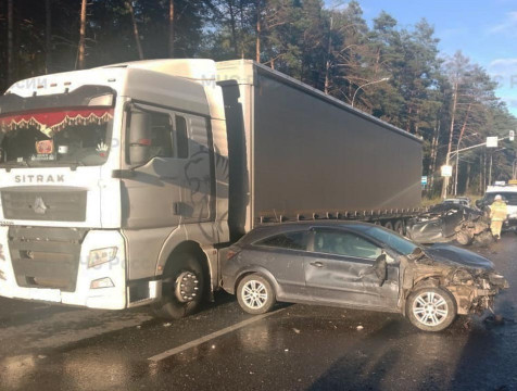 Фура и две легковушки столкнулись на окраине Калуги