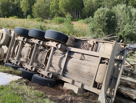 Фура перевернулась в Барятинском районе