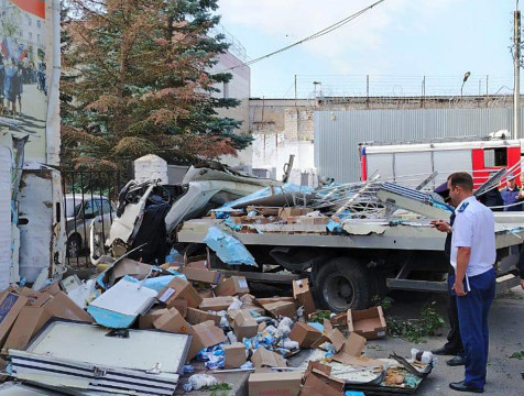 В Калуге грузовик врезался в здание ФСИН, водитель погиб