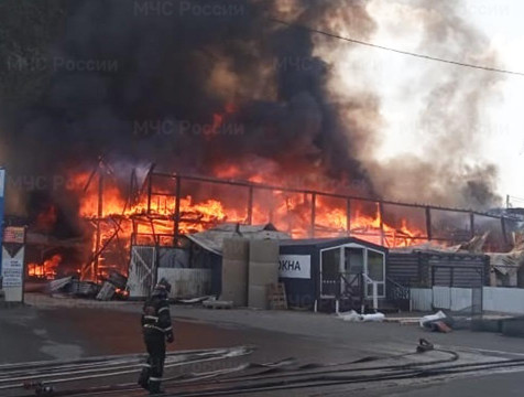 Крупный пожар произошел на строительном рынке в Боровском районе