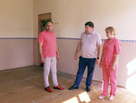 Депутаты Заксобрания помогут с ремонтом в школе Дзержинского района