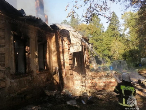 Пострадали люди при пожаре в частном доме в Мещовском районе