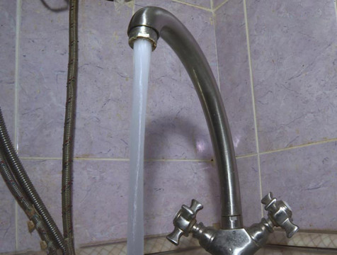 Калужане пожаловались на неприятный запах воды из крана