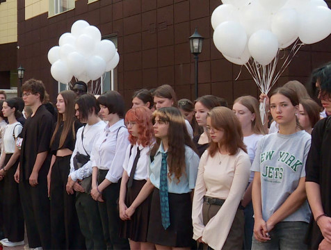 Калужские студенты выпустили белые шары в память о трагедии в Беслане