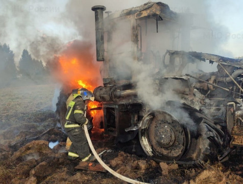 В Медынском районе в поле сгорел трактор