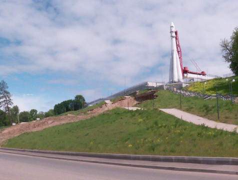 Работы по восстановлению склона у музея космонавтики в Калуге начались