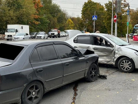 На Грабцевском шоссе в Калуге столкнулись Renault Logan и Hyundai Solaris