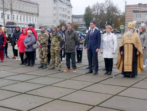 В Людинове торжественно проводили контрактников