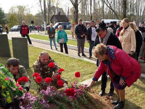 Останки двух красноармейцев захоронили в Кондрове