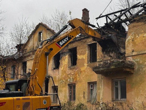 В Калуге сносят еще одно ветхое здание