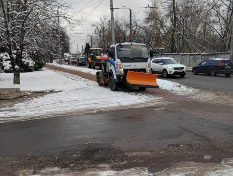 Калужские службы с утра чистят город от снега