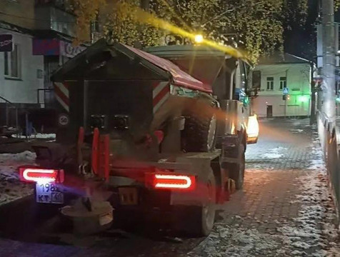 Калужские тротуары с ночи посыпали песком