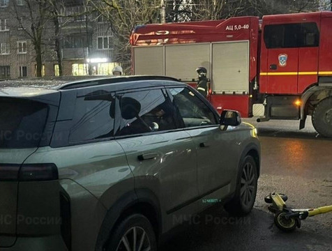 В центре Калуги столкнулись автомобиль и электросамокат