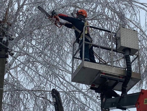 Дополнительные бригады энергетиков направили в районы Калужской области