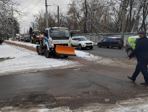 После обильных осадков в Калуге борются с гололёдом