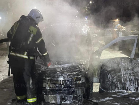 Автомобиль загорелся на улице Теренинской в Калуге