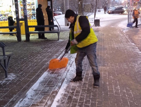 Работа по уборке снега ведется в Калуге круглосуточно