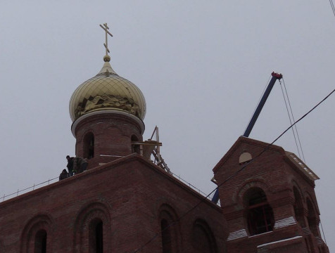 Купол и крест установили на храм в честь святых Петра и Февронии в Кабицино