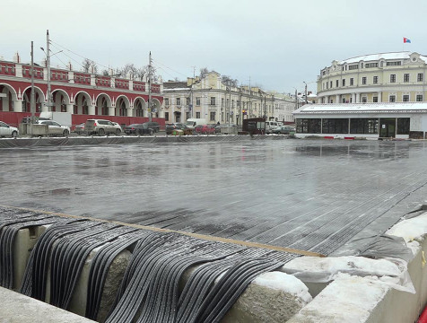 На Старом торге начали заливать бесплатный каток