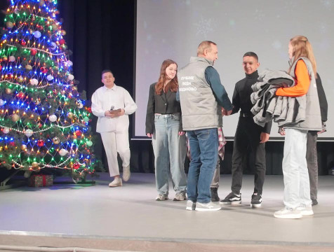 Волонтерам подарили жилетки с надписью 