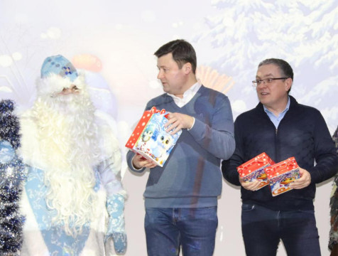 Дети с приграничных территорий получили подарки из рук градоначальника