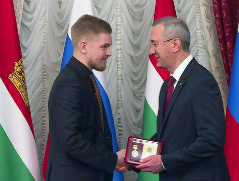 Медали и почётные знаки вручили калужским волонтёрам