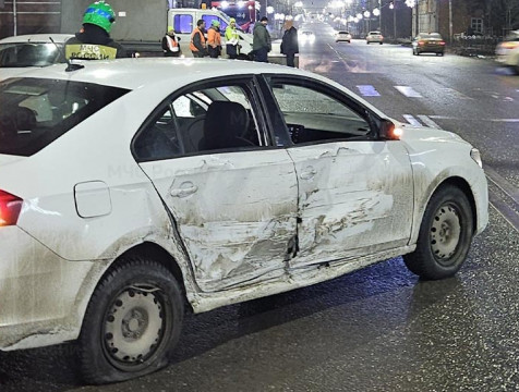 Два автомобиля столкнулись ночью в центре Калуги