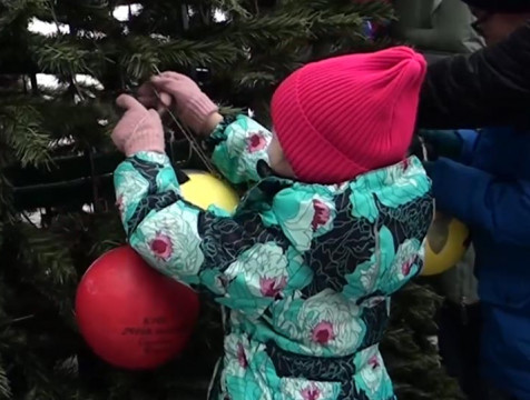 Воспитанники детских центров нарядили ёлку на улице Ленина