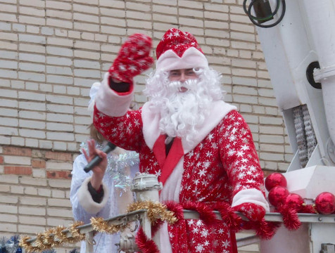 В окна палат детской больницы Калуги постучался Дед Мороз со Снегурочкой