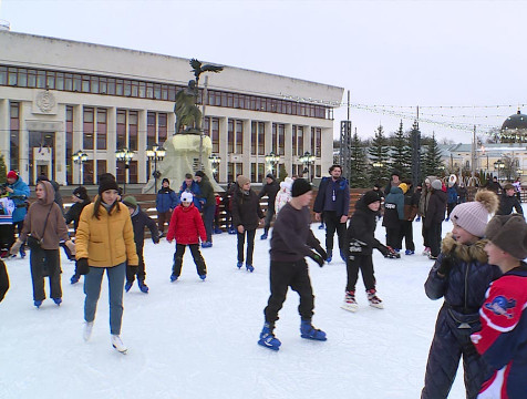 Каток на Старом Торге открыли